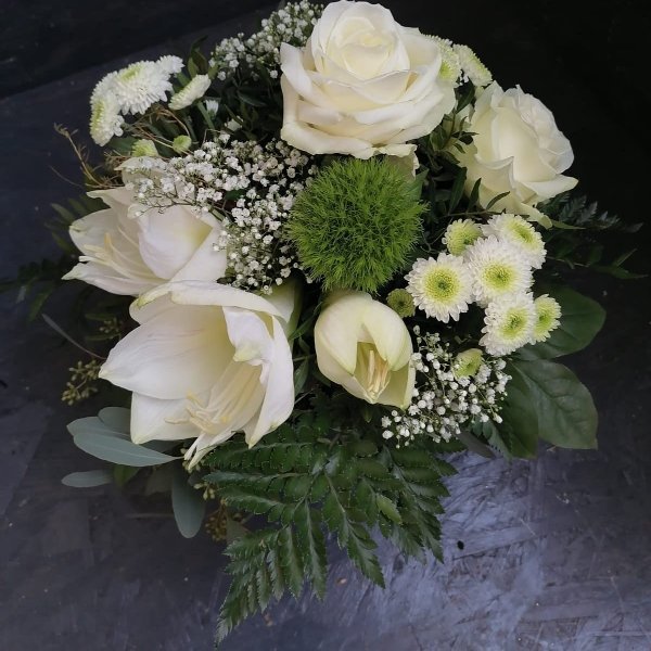 Blumenstrauß in weiß, mit Blumen der Saison Bild 1