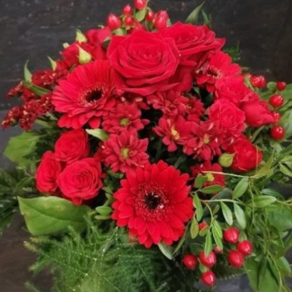 Blumenstrauß in rot, mit Blumen der Saison Bild 2