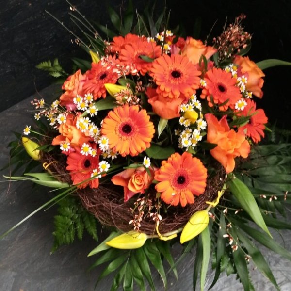 Blumenstrauß in orange mit Blumen der Saison Bild 1