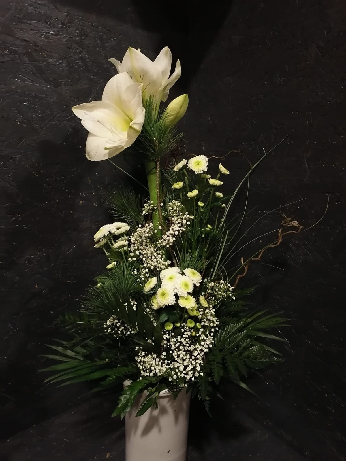 Abgestufter Blumenstrauß mit Blumen der Saison Bild 2