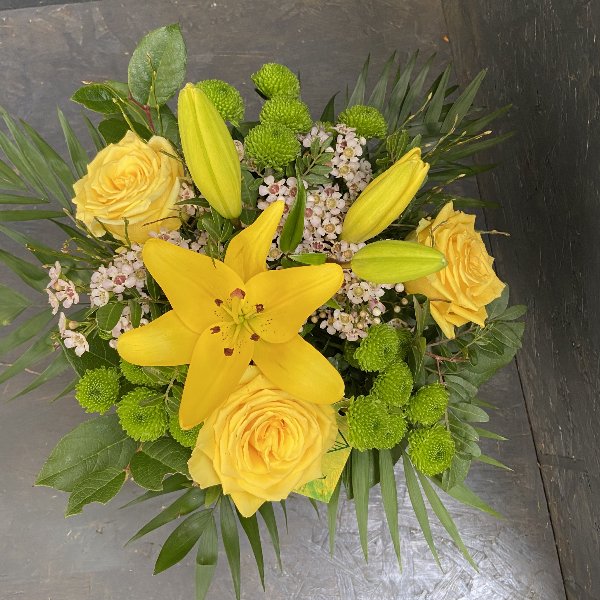 Blumenstrauß in gelb, mit Blumen der Saison Bild 1