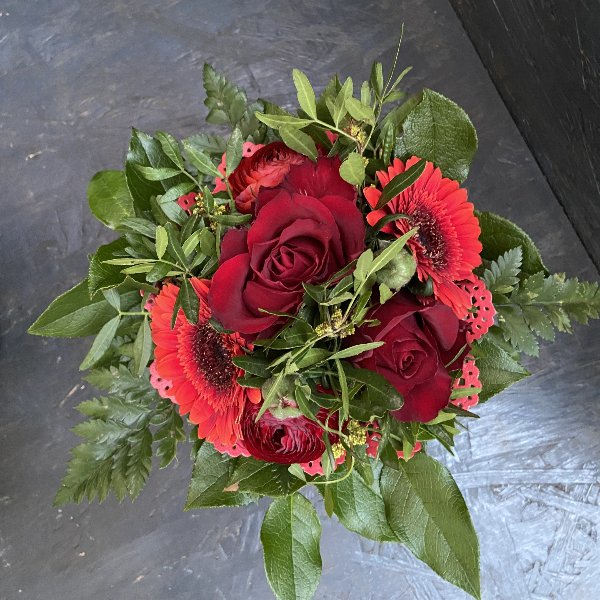 Blumenstrauß in rot, mit Blumen der Saison Bild 1